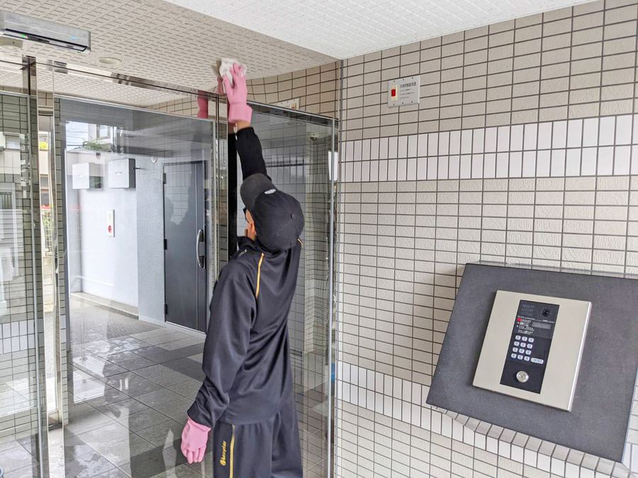 管理物件のエントランス清掃